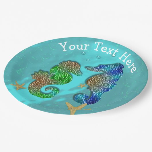 Assiettes En Carton Jolies Voitures Baignant Dans La Mer Bleue (Angle)