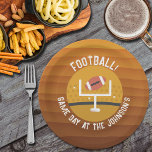 Assiettes En Carton Jour du match droit de football<br><div class="desc">Les plaques en papier personnalisées de football américain comportent un football à travers les droits sur des rayures brune à or. Voir les invitations MATCHING et plus dans notre collection.</div>