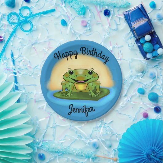 Assiettes En Carton Joyeuse grenouille d'anniversaire sur une plaque d (Fête)