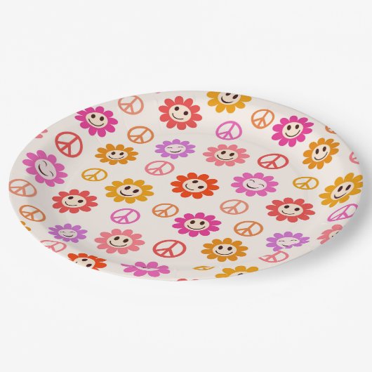 Assiettes En Carton Joyeuses fleurs rétro souriantes avec des signes d (Angle)