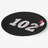 Assiettes En Carton Joyeux 102e anniversaire sur plaque de papier noir (Angle)