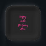 Assiettes En Carton Joyeux 16e anniversaire rose noir personnalisé Nom<br><div class="desc">Conçu avec un modèle texte pour le message "Joyeux 16e anniversaire" et le nom que vous pouvez customiser! Vous pouvez également modifier la couleur arrière - plan comme vous le souhaitez.</div>