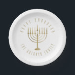 Assiettes En Carton Joyeux Noël de Chanukah Menorah<br><div class="desc">Ces assiettes en papier festif sont parfaites pour vos fêtes de fin d'année. Elles sont ornées d'une menorah dorée. Le message ci-dessus dit "Heureux Hanoukka". En dessous de la menorah est un endroit pour votre nom de famille que vous pouvez personnaliser ou enlever si vous voulez.</div>