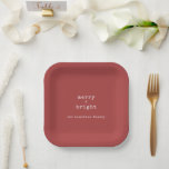 Assiettes En Carton Joyeux rouge rustique   Bright Nom de famille Noël<br><div class="desc">Joyeux rouge rustique   plaques de papier de vacances brillantes. Ces plaques en papier de noël sont ornées d'un arrière - plan rouge profond avec un texte de machine à écrire blanc. Tout le texte peut être customisé et remplacé par n'importe quel texte de votre choix.</div>