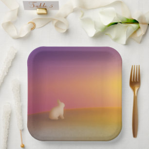 Assiettes En Carton Lapin blanc mignon sur Grassy Hill au lever du sol