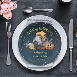 Assiettes En Carton Le bébé baby shower d'Halloween est en train de br<br><div class="desc">Halloween mignon bébé fantôme citrouille brassage pot de baby shower vaisselle personnalisée assiettes de fête. Un mignon fantôme de bébé citrouille avec une chandelle de chat,  un champignon et une énorme casserole de bonbons d'aquarelle sur un arrière - plan de nuit étoilé foncé pour le baby shower thématique Halloween.</div>