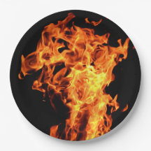 Le feu de BBQ flambe les plaques à papier jetables