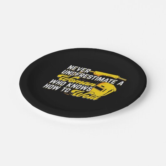 Assiettes En Carton Le Pouvoir D'Une Femme Qui Sait Se Souder (Angle)