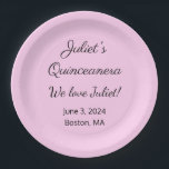 Assiettes En Carton Lettres d'amour : Quinceanera rose et noir<br><div class="desc">Ces belles assiettes en papier rose paraîtront agréables sur les tables autour de la pièce pour la quinceanera. Personnalisable . Par Sharon Lee Hudson</div>