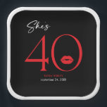 Assiettes En Carton Lèvres rouges minimales modernes Elle a quarante a<br><div class="desc">Moderne et chic, ce design de plaque de papier carré d'anniversaire déclare, "elle a 40" et combine le noir et blanc classique avec des accents de rouge vif, avec une paire de lèvres ludique. Le design minimal est un design simple et amusant pour célébrer l'anniversaire de l'événement. Créé par Simply...</div>