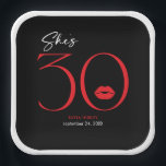 Assiettes En Carton Lèvres rouges minimales modernes Elle a trente ans<br><div class="desc">Moderne et chic, ce design de plaque de papier carré d'anniversaire déclare, "elle a 30" et combine le noir et blanc classique avec des accents de rouge vif, avec une paire de lèvres ludique. Le design minimal est un design simple et amusant pour célébrer l'anniversaire de l'événement. Créé par Simply...</div>