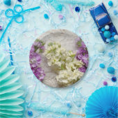 Assiettes En Carton Lilas frais sur dentelle ancienne (Fête)