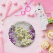 Assiettes En Carton Lilas frais sur dentelle ancienne (Fête)