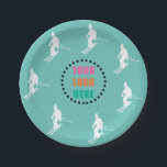 Assiettes En Carton Logo Personnalisable Photo Skieurs Ski Ski Turquoi<br><div class="desc">Design motif cool sur le thème de l'hiver, customisé avec votre logo ou votre image. Skieurs alpins en costumes de ski rétro vintages. Magnifique cadeau de sport d'hiver pour un skieur dans votre cercle d'amis, de collègues ou de famille. Skieurs de Whimsical illustration design. Skieurs ski décor maison de ski,...</div>