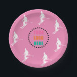 Assiettes En Carton Logo Personnalisable Ski Ski Pink Blanc<br><div class="desc">Design motif cool sur le thème de l'hiver, customisé avec votre logo ou votre image. Skieurs alpins en costumes de ski rétro vintages. Magnifique cadeau de sport d'hiver pour un skieur dans votre cercle d'amis, de collègues ou de famille. Skieurs de Whimsical illustration design. Skieurs ski décor maison de ski,...</div>