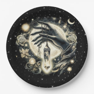 Assiettes En Carton Main tenant un cristal sous la lumière de la lune