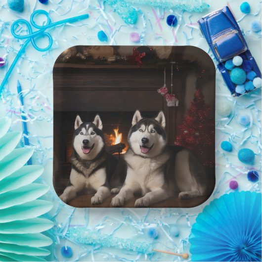 Assiettes En Carton Malamute en Alaska près de la cheminée Noël (Fête)