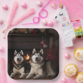 Assiettes En Carton Malamute en Alaska près de la cheminée Noël (Fête)