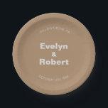 Assiettes En Carton Mariage Brown minimaliste élégant<br><div class="desc">Ces élégantes assiettes de papier mariage marron minimaliste sont parfaites pour un mariage rustique. Le design comporte une belle police dans un arrière - plan marron pour embellir votre événement.</div>
