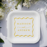 Assiettes En Carton Mariage de cadre moderne Jaune Wavy<br><div class="desc">Ajoutez une touche élégante à votre réception de mariage, à votre dîner de répétition, à votre soirée de fiançailles ou à votre wedding shower avec ces plaques en papier moderne Yellow Wavy Frame. Les plaques en papier mariage rétro affichent les noms du couple en lettres jaunes et en gras entourées...</div>