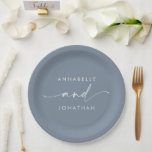 Assiettes En Carton Mariage de script moderne bleu poussiéreux minimal<br><div class="desc">Typographie moderne classe audacieuse mariage pour décor plaque en papier. Avec une typographie simple et moderne. La couleur bleu foncé peut être customisée.</div>