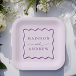 Assiettes En Carton Mariage de trame violet moderne<br><div class="desc">Ajoutez une touche élégante à votre réception de mariage, à votre dîner de répétition, à votre soirée de fiançailles ou à votre wedding shower avec ces plaques en papier Modern Purple Wavy Frame. Les plaques en papier mariage rétro affichent les noms du couple en lettres violettes et audacieuses, entourées d'une...</div>