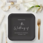 Assiettes En Carton Mariage de typographie noire décontracté moderne<br><div class="desc">Elégant design stylisé typographie mariage design. Design minimaliste et moderne. Les couleurs noir et blanc monochrome peuvent être customisées.</div>