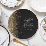 Assiettes En Carton Mariage Edge Parties scintillant Black Gold modern<br><div class="desc">Le bord gauche de ces élégantes plaques de papier mariage moderne présente un style de parties scintillant en faux or. Personnalisez-les avec les noms de la mariée et du marié en écriture manuscrite de couleur or pâle sur une grande esperluette grise sur un arrière - plan noir, avec la date...</div>