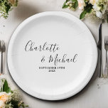 Assiettes En Carton Mariage minimaliste de script blanc<br><div class="desc">Faites votre grand jour de manière unique avec ces élégantes Plaques de papier Mariage minimaliste à script blanc. Leur design moderne et épuré permet à vos noms personnalisés et date de mariage de prendre le centre de la scène pour une touche sophistiquée.</div>