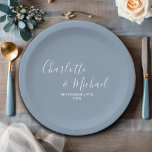 Assiettes En Carton Mariage minimaliste de script bleu poussiéreux<br><div class="desc">Faites votre grand jour de manière unique avec ces Plaques de papier Mariage Dusty Blue Script Minimalist. Personnalisées avec vos noms et votre date de mariage,  ces assiettes élégantes apportent une touche personnalisée à votre décor de réception.</div>