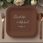 Assiettes En Carton Mariage Minimaliste Écriture Marron Élégant<br><div class="desc">Rendez votre jour spécial encore plus mémorable avec nos Assiettes en Papier pour Mariage Minimaliste Écriture Marron Élégant. Ces assiettes légères peuvent être personnalisées avec les noms des mariés,  ainsi que la date du mariage. Parfait pour ajouter une touche personnelle à votre réception ou à votre fête de mariage.</div>