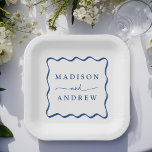 Assiettes En Carton Mariage moderne à cadre bleu vague<br><div class="desc">Ajoutez une touche élégante à votre réception de mariage, à votre dîner de répétition, à votre soirée de fiançailles ou à votre wedding shower avec ces plaques en papier Modern Blue Wavy Frame. Les plaques en papier mariage rétro affichent les noms du couple en lettres bleues et en gras, entourées...</div>