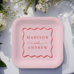 Assiettes En Carton Mariage moderne à cadre rose et rouge<br><div class="desc">Ajoutez une touche élégante à votre réception de mariage, à votre dîner de répétition, à votre soirée de fiançailles ou à votre wedding shower avec ces plaques en papier Modern Pink and Red Wavy Frame. Les plaques en papier mariage rétro affichent les noms du couple en lettres rouges et en...</div>