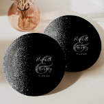 Assiettes En Carton Mariage noir Parties scintillant argent moderne<br><div class="desc">Ces élégantes plaques mariages modernes présentent un bord de parties scintillant en faux argent. Customisez facilement le texte gris argenté sur un arrière - plan noir,  avec les noms du couple dans la calligraphie d'écriture manuscrite fantaisiste sur une grande esperluette.</div>