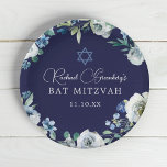 Assiettes En Carton Marine Blue Floral Star de David Parti Bat mitzvah<br><div class="desc">De belles fleurs de pivoines blanches et des feuilles d'aquarelle verte forment une bordure élégante sur cette jolie plaque de papier Bat mitzvah bleu marine floral. Le nom de votre fille est écrit en calligraphie chic et blanche au-dessus de sa photo sur ce décor de fête sous l'étoile de David...</div>