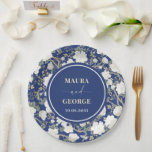 Assiettes En Carton Marine Blue White Chinoiserie Floral Birds Mariage<br><div class="desc">Des autocollants ronds d'inspiration chinoiserie classiques,  ornés de fleurs de pivoines blanches et d'oiseaux clignotants,  sont placés contre un arrière - plan bleu marine moody.</div>