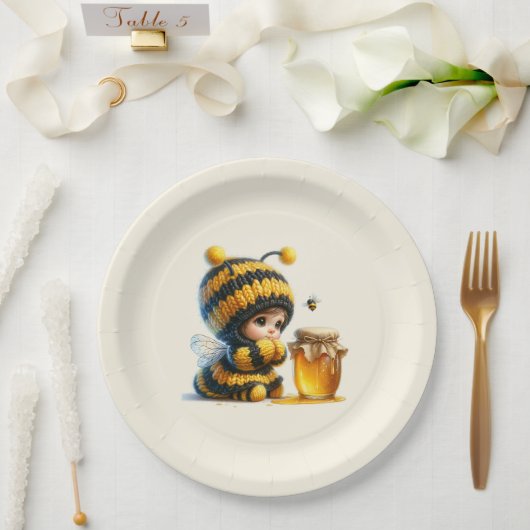 Assiettes En Carton Mignonne fille en costume d'abeille avec miel (Mariage)