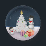 Assiettes En Carton Mignons neigeurs avec sapin de Noël<br><div class="desc">Illustration graphique hivernale et festive montrant deux mignons bonhommes de neige décorant le sapin de Noël avec des sucres de canne,  des lumières de noël et une tête d'étoile.</div>