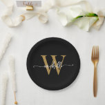 Assiettes En Carton Moderne écriture de nom de monogramme personnalisé<br><div class="desc">Assiettes en papier personnalisées avec un design moderne, élégant et féminin, monogramme initial noir et or. Ce design présentant votre prénom dans un joli style de lettrage manuscrit avec une typographie à queue en forme de fioriture (ou calligraphie) avec monogramme initial en or et blanc sur fond noir. Celles-ci sont...</div>