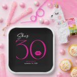 Assiettes En Carton Moderne minimal rose lèvres Elle a trente ans<br><div class="desc">Moderne et chic, ce design de plaque de papier carré d'anniversaire déclare, "elle a 30" et combine le noir et blanc classique avec des accents de rose chaud brillant, avec une paire de lèvres ludique. Le design minimal est un design simple et amusant pour célébrer l'anniversaire de l'événement. Créé par...</div>
