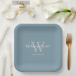 Assiettes En Carton Monogramme de Mariage bleu foncé moderne<br><div class="desc">Décorez votre table mariage avec ces Plaques en papier Monogramme Mariage de Script bleu moderne Dusty. Chacune est moderne et conçue avec un arrière - plan bleu personnalisable. Une grande initiale grise est au centre et les prénoms de mariée et de mariée sont en blanc en écriture manuscrite tendance. La...</div>