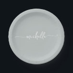 Assiettes En Carton Monogramme de style élégant minimal vert sauge<br><div class="desc">Assiettes en papier personnalisées élégantes, minimalistes et modernes avec monogramme vert sauge et nom en écriture. Caractérisées par un prénom en lettrage manuscrit élégant avec empattements (ou typographie) sur fond vert sauge ou vert poussiéreux. Celles-ci sont faciles à personnaliser. Idéal pour une crémaillère, mais aussi pour un anniversaire, un mariage,...</div>