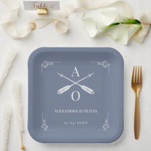 Assiettes En Carton Monogramme et flèches bleu poussiéreux Mariage