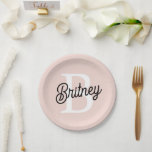 Assiettes En Carton Monogramme et nom personnalisé moderne Pastel Pink<br><div class="desc">Voici notre Monogramme personnalisé moderne et nos Plaques Papier Pastel Rose, un choix élégant pour votre fête ou événement. Ces assiettes présentent un design contemporain dans le rose pastel doux, personnalisé avec votre monogramme et nom pour une touche personnalisée. Parfaits pour servir de la nourriture aux mariages, anniversaires, baby showers...</div>