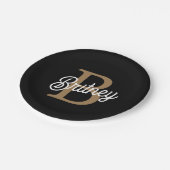 Assiettes En Carton Monogramme moderne élégant Nom Black Gold Script (Angle)