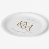 Assiettes En Carton Monogramme moderne Gold Script Mariage blanc éléga (Angle)