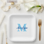 Assiettes En Carton Monogrammes Bleu Anniversaires Baby Showers Élégan<br><div class="desc">Conçu avec des modèles de texte pour l'initiale et le nom monogrammés que vous pouvez personnaliser ! Idéal pour les baby showers,  les anniversaires,  les enterrements de vie de jeune fille et plus encore !</div>