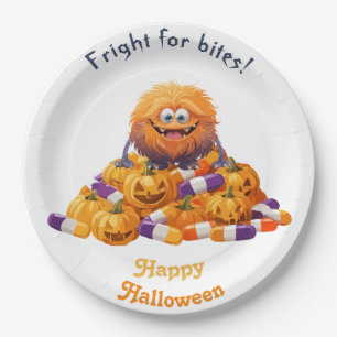 Assiettes En Carton Monstre effrayant d'Halloween sur un tas de bonbon