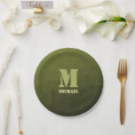 Assiettes En Carton Motif de maillage géométrique d'olive verte de l'a<br><div class="desc">Monogramme Personnalisez le cadeau pour lui avec votre initiale et votre nom personnalisés. Motif géométrique en maille à dégradé d'olive vert de l'armée. Militaire dégradé géométrique maillage motif triangles ombre. Huile verte d'olive foncée de l'armée pour équipement de soldat, camo. Il imite les paysages militaires naturels, la résistance, l'endurance, la...</div>