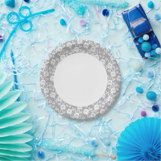 Assiettes En Carton motif en dentelle blanche sur arrière - plan gris (Fête)